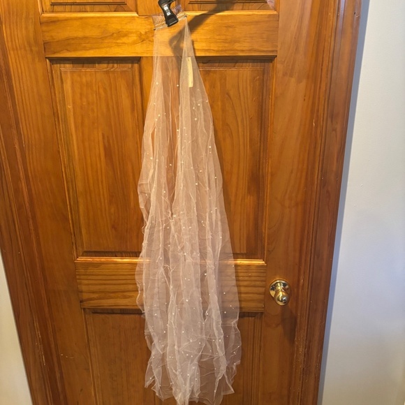Brides and Hairpins Scattered Pearl Fingertip Veil NWT - Picture 2 of 5